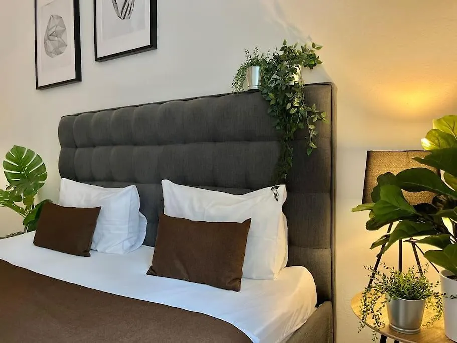 Beautiful New Town Apartment Prag
